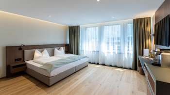 Chambre double moderne et confortablement aménagée à l'Alpin Royal Hotel