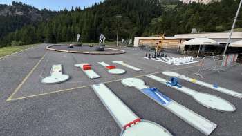 minigolf des Alpes, mini-car et champ d'échecs devant le Schlucher-Treff