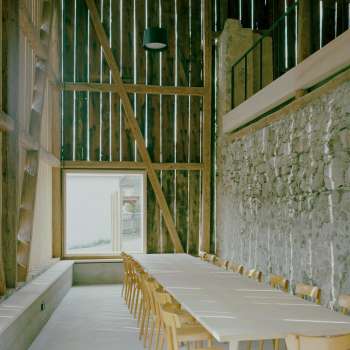 Étable rénovée dans un style moderne