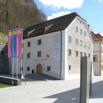 Vue extérieure du musée national du Liechtenstein avec les drapeaux au premier plan