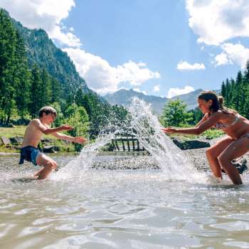Les enfants barbotent dans la Steg du Gänglesee