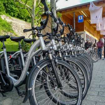 Une rangée de vélos électriques modernes devant le Liechtenstein Center à Vaduz - point de départ pour des excursions de découverte durables à travers la principauté