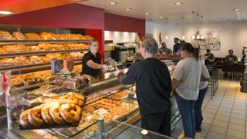 Espace de vente dans la boulangerie pâtisserie Mündle à Mauren où les gens achètent du pain