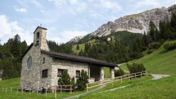 Chapelle de la paix avec paysage de montagne en arrière-plan