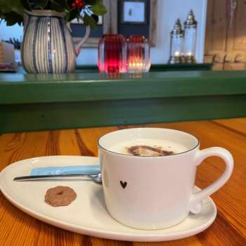 Détail d'une tasse à café sur une table au Bergstübli Steg