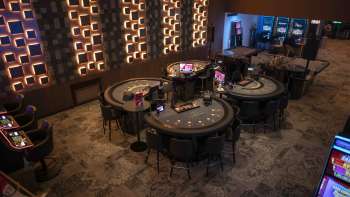 Vue de l'intérieur du Casino Admiral Triesen avec différentes tables de jeu 