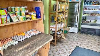  Vue intérieure du magasin de la ferme Aeulehof avec des étagères remplies de produits régionaux, notamment des œufs et des conserves.