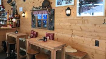 Bar confortable, aménagé dans un style alpin, avec une ambiance de chalet d'alpage