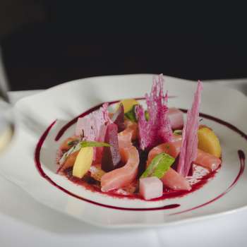 Gros plan sur une assiette gourmet avec des ingrédients frais, des couleurs vives et une présentation créative.