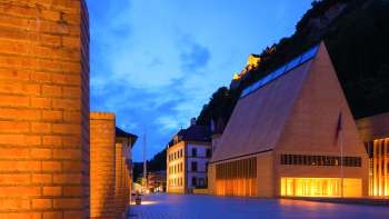 Bâtiment du Landtag éclairé au crépuscule à Vaduz Bâtiment du Landtag éclairé au crépuscule à Vaduz