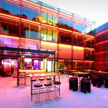 Bar accueillant avec un éclairage élégant et une ambiance chaleureuse