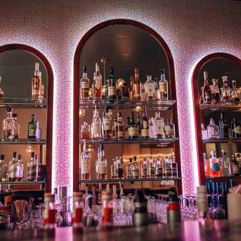 Etagère de bar avec un grand choix de spiritueux