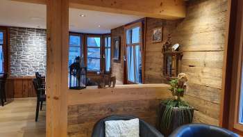 Intérieur accueillant avec des murs en bois, un coin salon élégant et un éclairage naturel