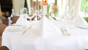 Table festive avec nappe blanche et tulipe fraîche