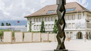 Sculpture Das Gebet de Heinz Mack sur la place Peter Kaiser à Vaduz - forme verticale abstraite en métal sombre.