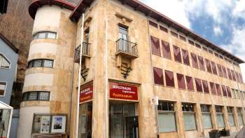 Façade de l'Espace d'art Engländerbau à Vaduz avec son auvent rouge et son architecture artistique - lieu d'exposition d'art contemporain au Liechtenstein.