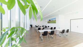 Salle de séminaire lumineuse à l'hôtel Kommod