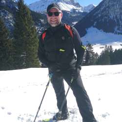 Thomas Tichy lors de randonnées en raquettes dans le paysage hivernal du Liechtenstein - guide formé dans les Alpes