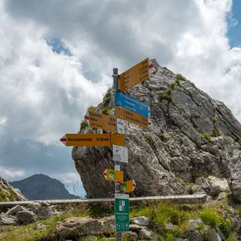 Panneau indicateur au refuge Pfälzerhütte avec indication des distances vers les destinations de randonnée au Liechtenstein.