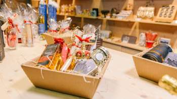 Panier-cadeau de haute qualité avec des spécialités du Liechtenstein, arrangé de manière décorative au Liechtenstein Center