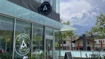 Vue extérieure de l'American Bagel & Coffee Co. avec vue sur la terrasse 