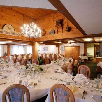 Salle de restaurant confortable avec un espace bar, un mobilier rustique et une atmosphère accueillante