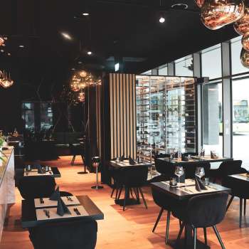 Intérieur moderne du restaurant avec d'élégantes tables et chaises noires