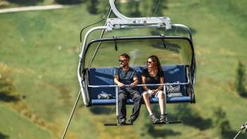 Un couple prend le télésiège pour se rendre à Sareis.