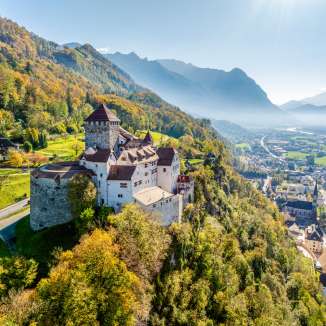 Vue automnale du château de Vaduz au Liechtenstein avec vue sur la vallée du Rhin