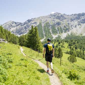 Randonneurs sur le chemin du mont Schönberg