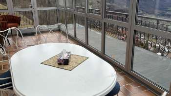 Terrasse avec vue sur les montagnes environnantes et la vallée du Rhin