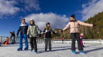 Famille faisant du patin à glace à Malbun