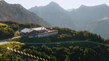 Vue aérienne prise par drone du Sareis Bergrestaurant les montagnes du Liechtenstein