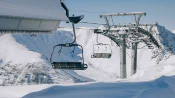 Une famille se rend à Sareis en télésiège