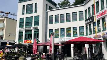 Vue extérieure de la boulangerie pâtisserie Balu pâtisserie sa terrasse accueillante