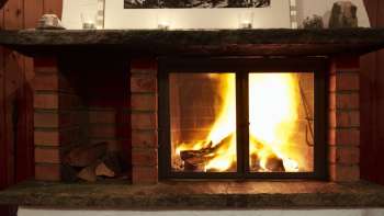 Cheminée chaude avec bois brûlant et lumière d'ambiance