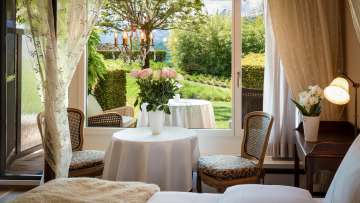 Junior Suite exclusive au Park Hotel Sonnenhof avec vue sur la verdure et accès à la terrasse privée du jardin