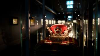 La couronne princière dans une vitrine du Trésor du Liechtenstein