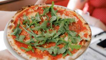 Salade Caprese avec tomates, mozzarella, basilic et vinaigrette au vinaigre balsamique, accompagnée de pain frais