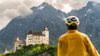Un vététiste admire le château de Gutenberg