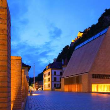 Bâtiment du parlement régional illuminé à Vaduz