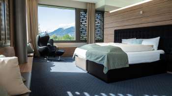 Chambre double moderne avec vue sur les montagnes au Grand Casino Hotel Liechtenstein