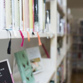 Gros plan sur une étagère de livres avec des rubans de lecture colorés à la Bibliothèque nationale de Vaduz.