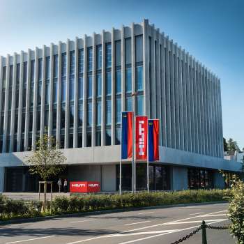 Le siège social de Hilti à Schaan, à l'architecture impressionnante - un bâtiment industriel moderne avec vue sur les Alpes.