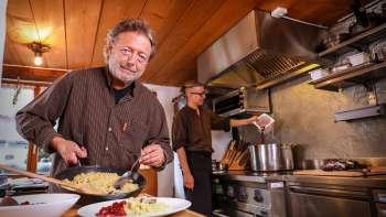 Martin Real cuisine la spécialité du Liechtenstein "Rebel" avec son fils Michael