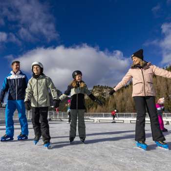 Famille faisant du patin à glace à Malbun