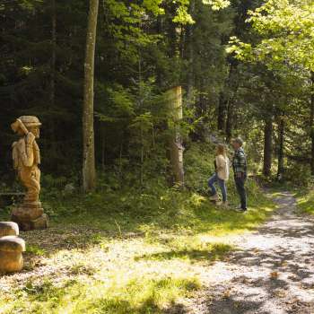 Figure en bois sur le « sentier des légendes walsers »