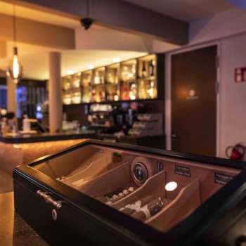 e bar confortable du Casino Admiral Triesen, avec un éclairage raffiné et un grand choix de boissons.