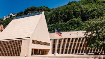Le bâtiment moderne du Parlement du Liechtenstein sous le soleil