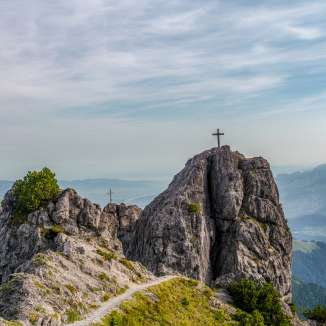 Deux croix de sommet sur les rochers des Trois Sœurs avec vue sur la vallée du Rhin le long de la Route 66 au Liechtenstein